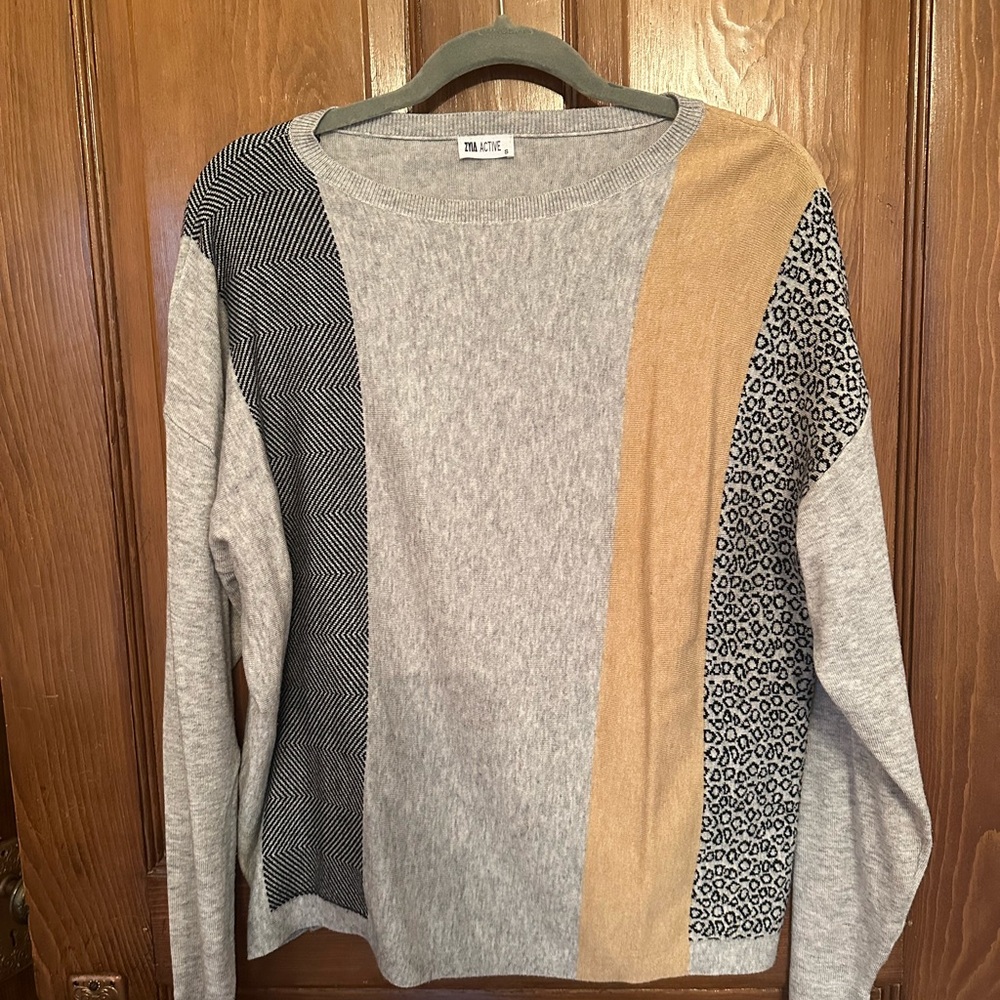 ZYIA Colorblock Crewneck Sweater in Gray, Black & Camel